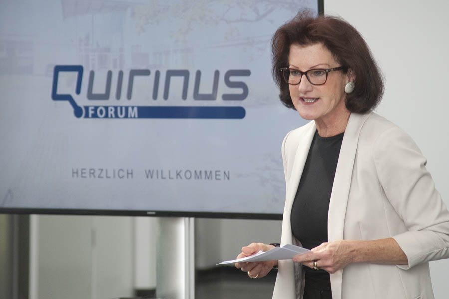 Regierungspräsidentin Gisela Walsken übergibt den Förderbescheid für das deutschlandweit erste Kompetenzzentrum für regionale Energiesicherheit